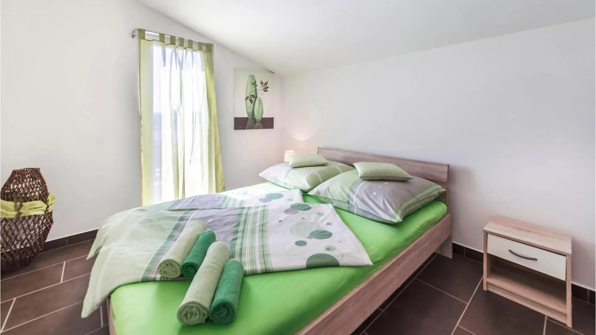 Gorgeous Home In Trget With Kitchen 0*,